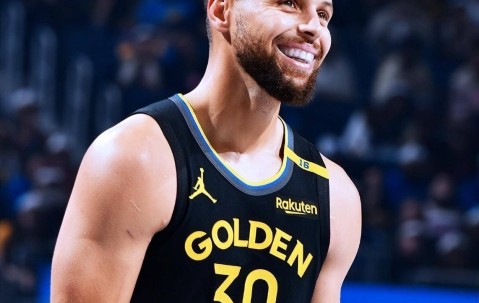  库里在巴塞罗那比赛中败北，出色防守引发热议！-开云app官网网址